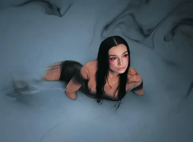 Poppy mostra sua versatilidade musical com seus dois novo singles; ouça