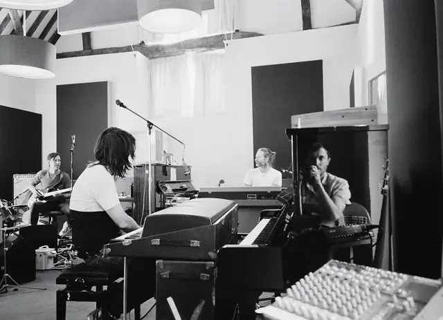 Baixista do Radiohead lança livro com fotografias dos bastidores da banda