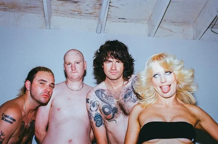 Amyl and The Sniffers lança novo disco