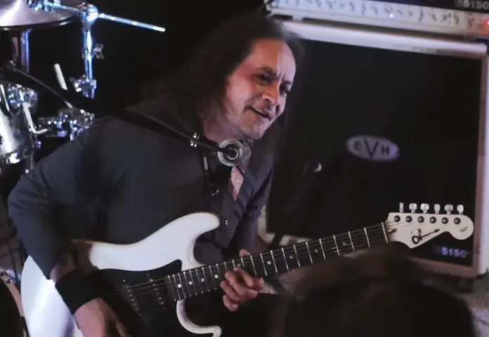 Jake E. Lee, ex-guitarrista de Ozzy Osbourne, revela como está sentindo após ser baleado: "surpreendentemente bem"