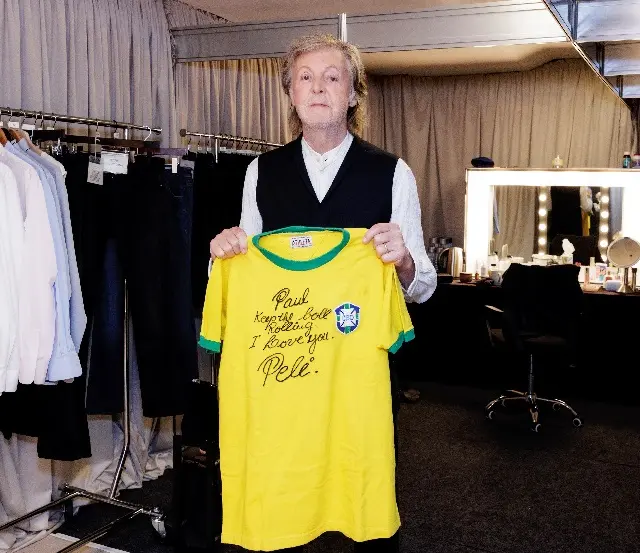 Paul McCartney ganha camisa do Brasil