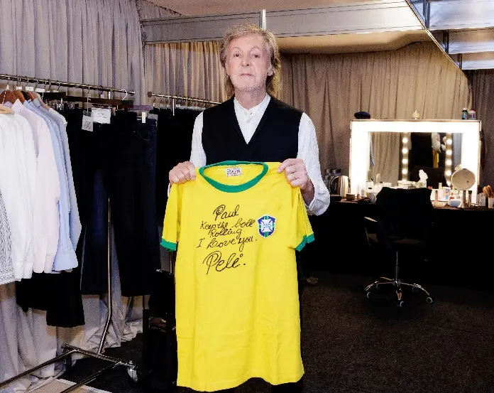 Paul McCartney ganha camisa do Brasil