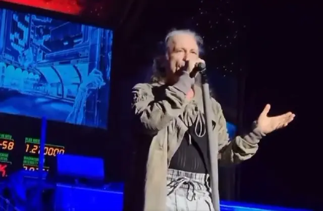 Bruce Dickinson presta homenagem a Paul Di'Anno em show do Iron Maiden nos EUA