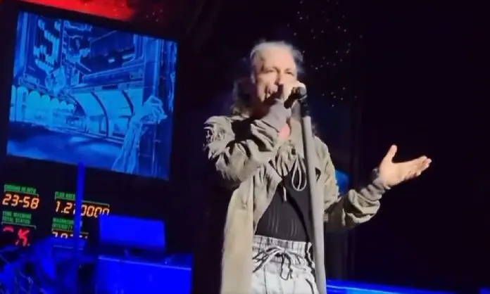 Bruce Dickinson presta homenagem a Paul Di'Anno em show do Iron Maiden nos EUA