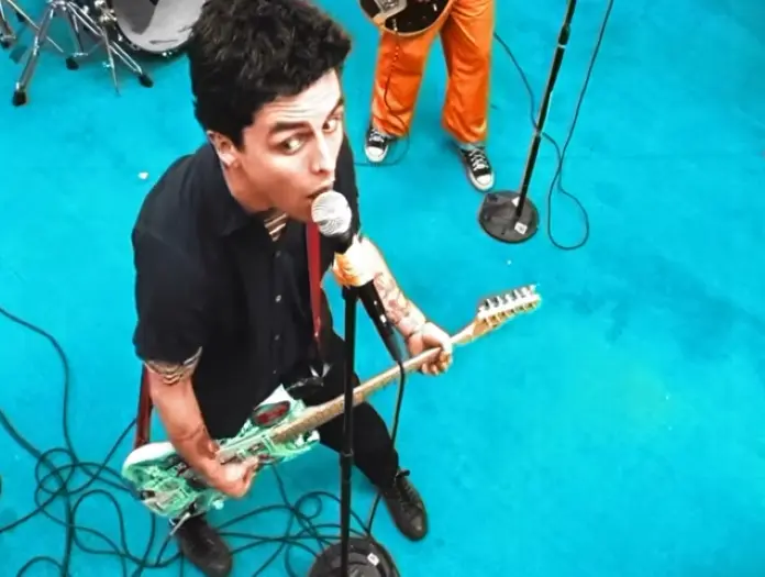 Green Day no clipe de "Basket Case" e outros hits icônicos do Rock de 1994