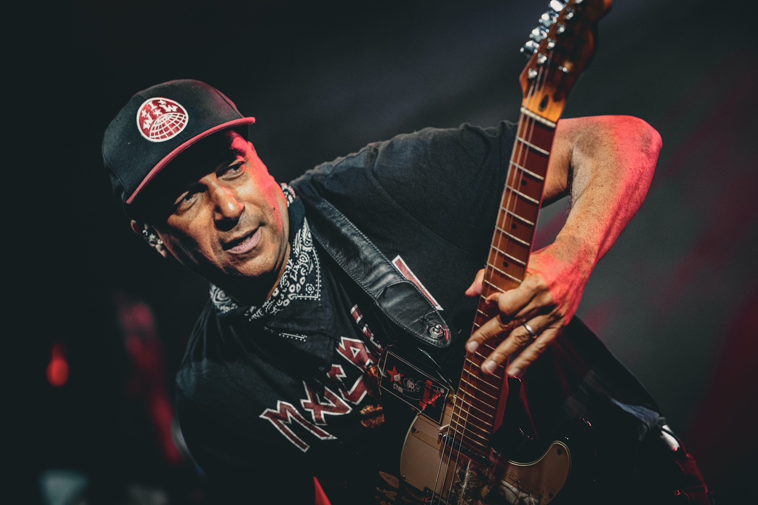 Tom Morello tocando guitarra