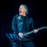 James Hetfield gritando e tocando guitarra