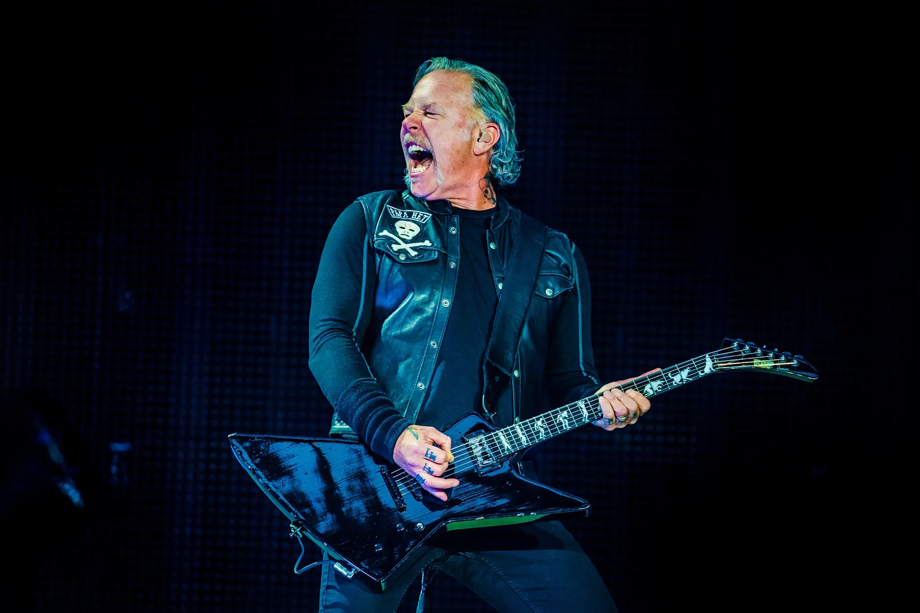 James Hetfield gritando e tocando guitarra