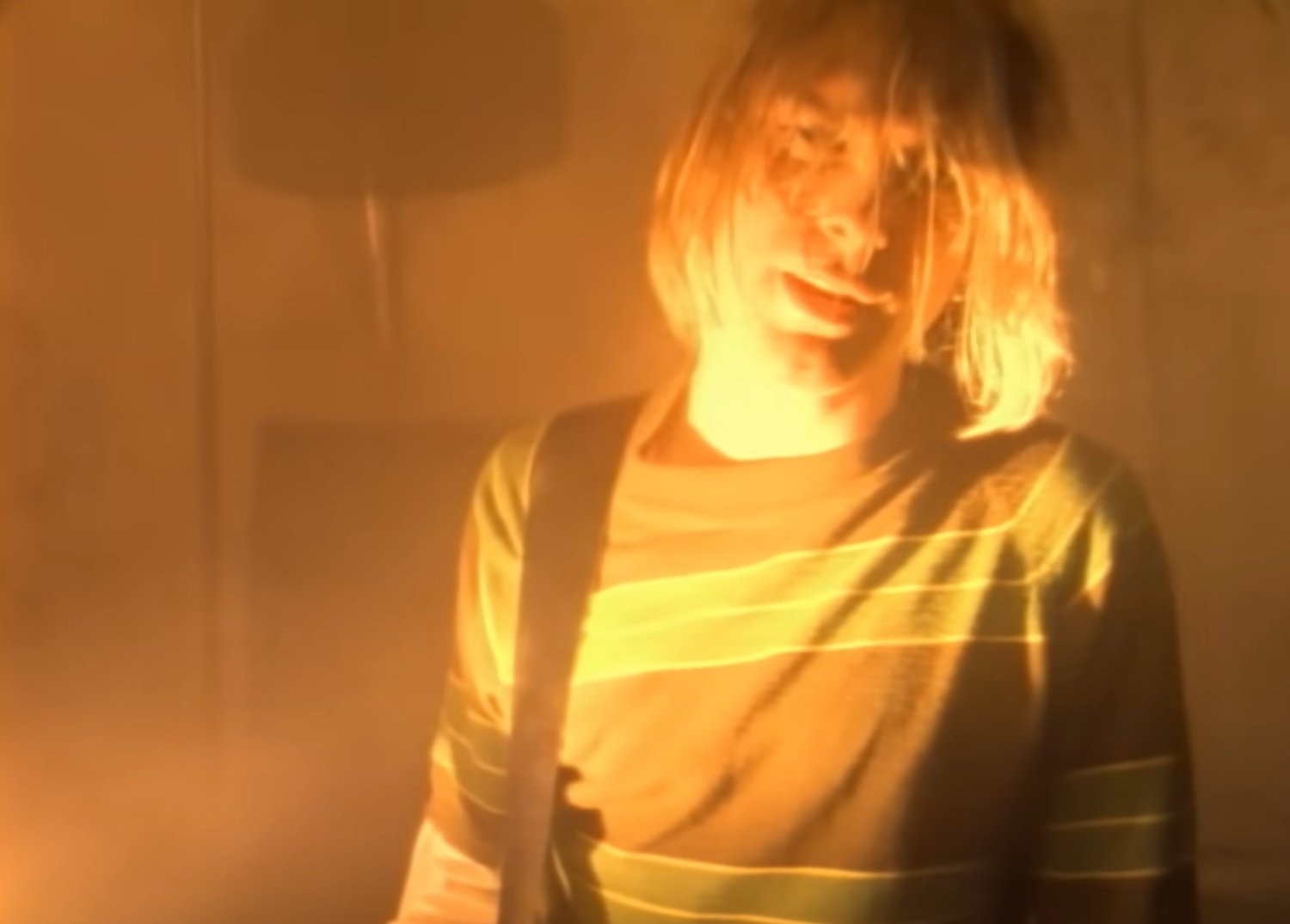 Kurt Cobain no clipe de Smells Like Teen Spirit, do Nirvana