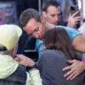 Chris Martin abraça fã em show do Coldplay