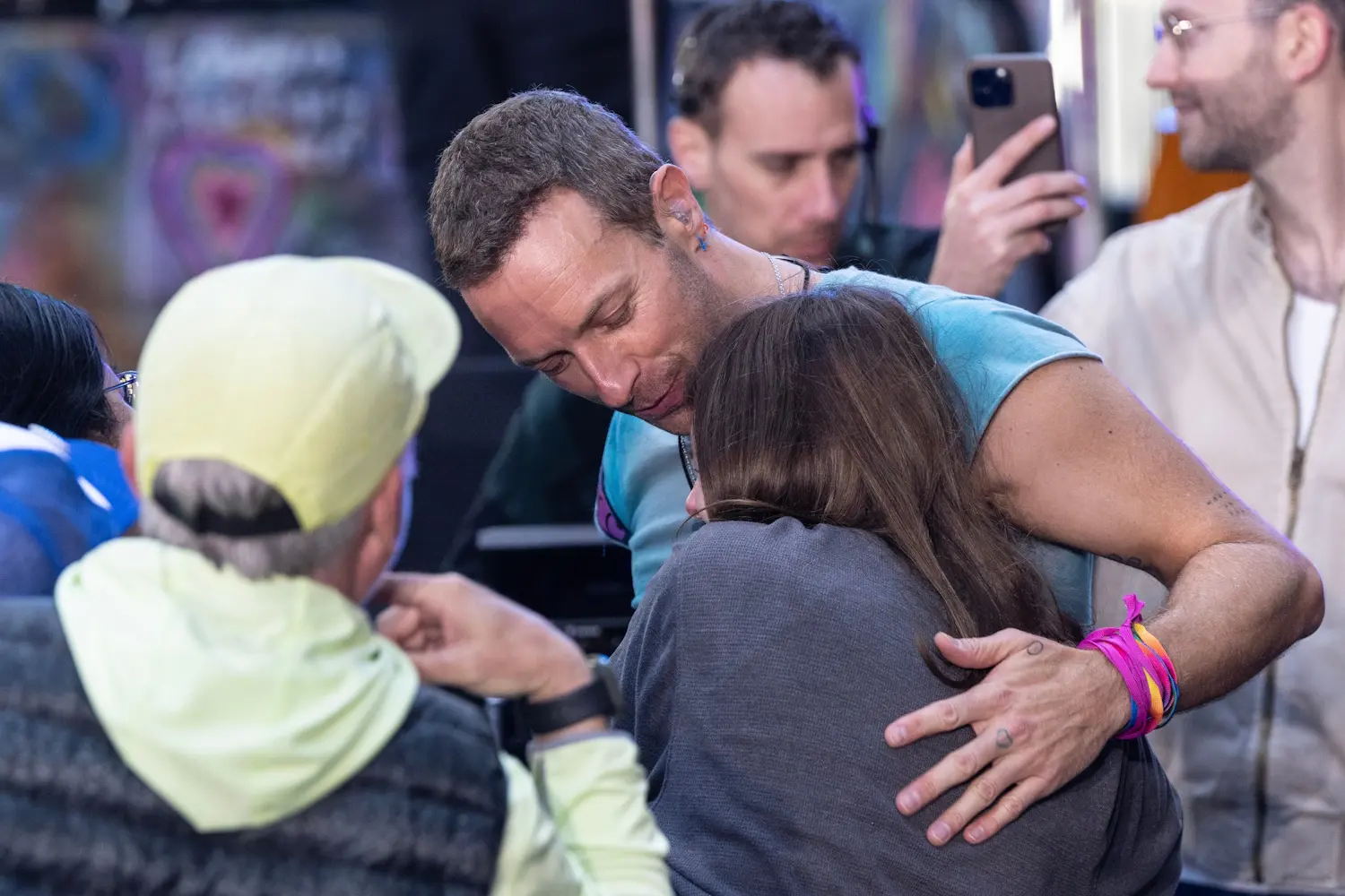 Chris Martin abraça fã em show do Coldplay