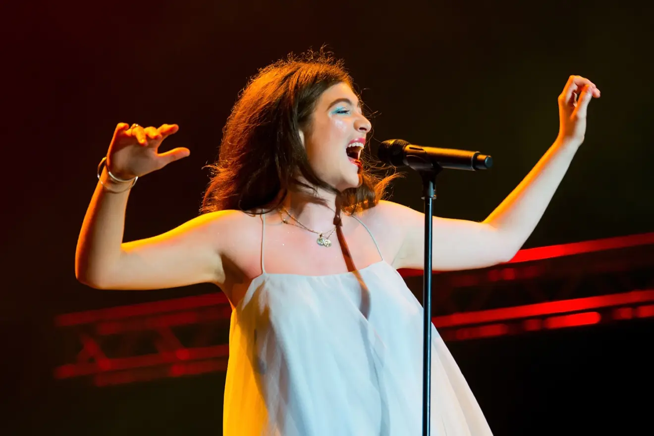Lorde cantando no palco Lorde cantando no palco
