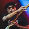 Tom Morello tocando guitarra