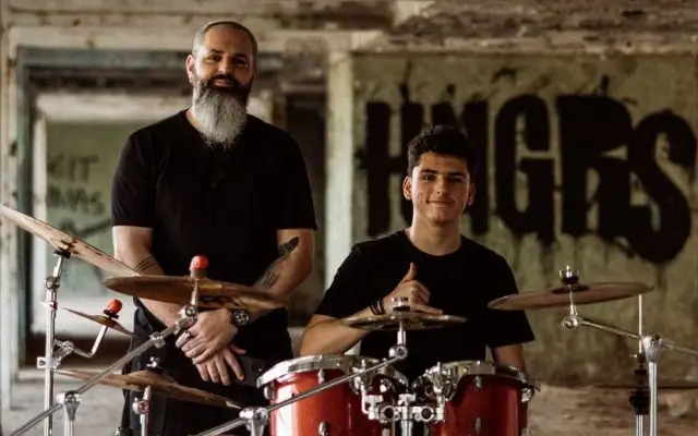 Hungrs, duo de Metal formado por pai e filho, lança mais uma prévia do álbum de estreia; ouça "The Seeker"