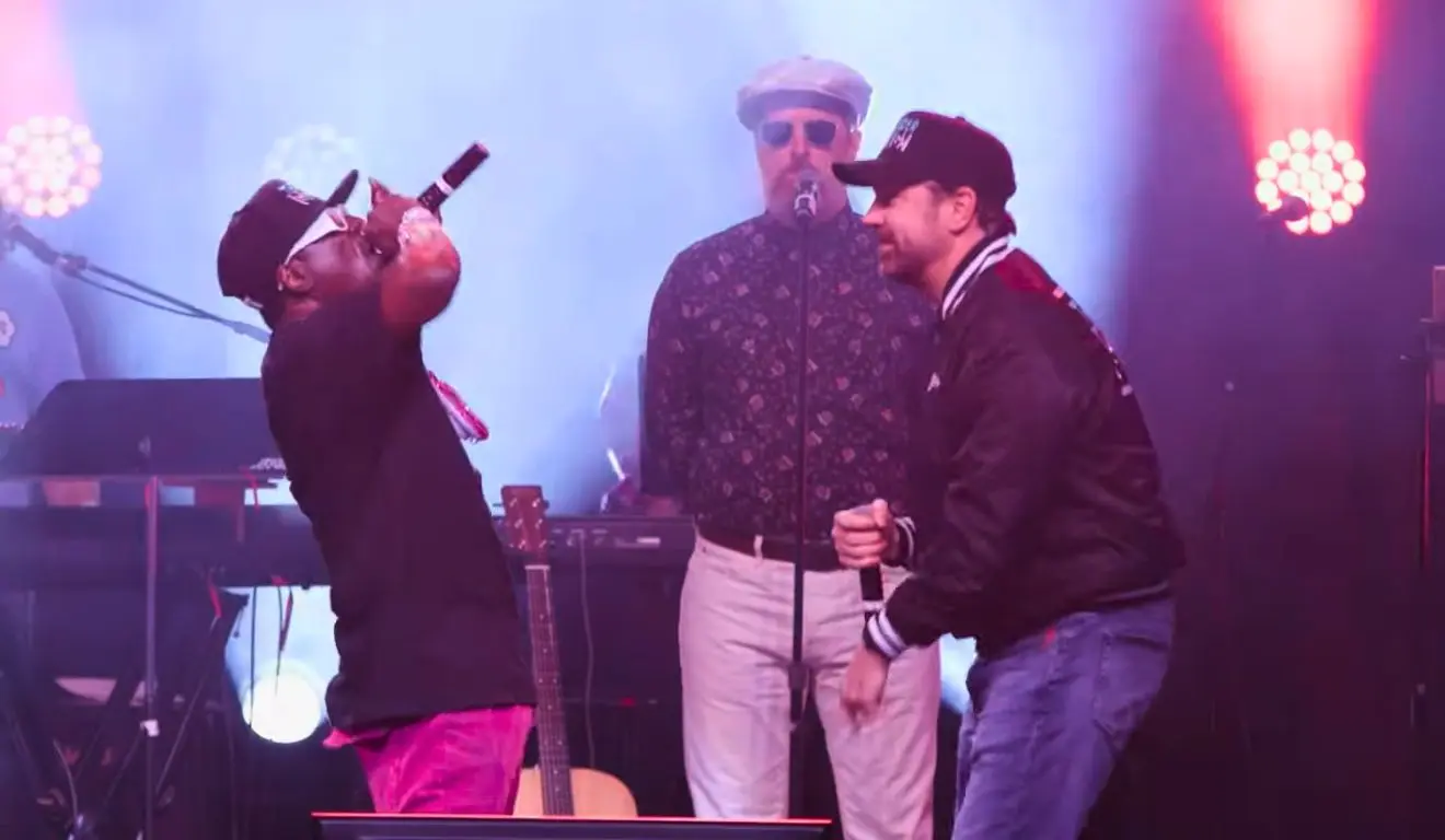 Vídeo: Elenco de Ted Lasso canta clássico do Public Enemy com Flavor Flav