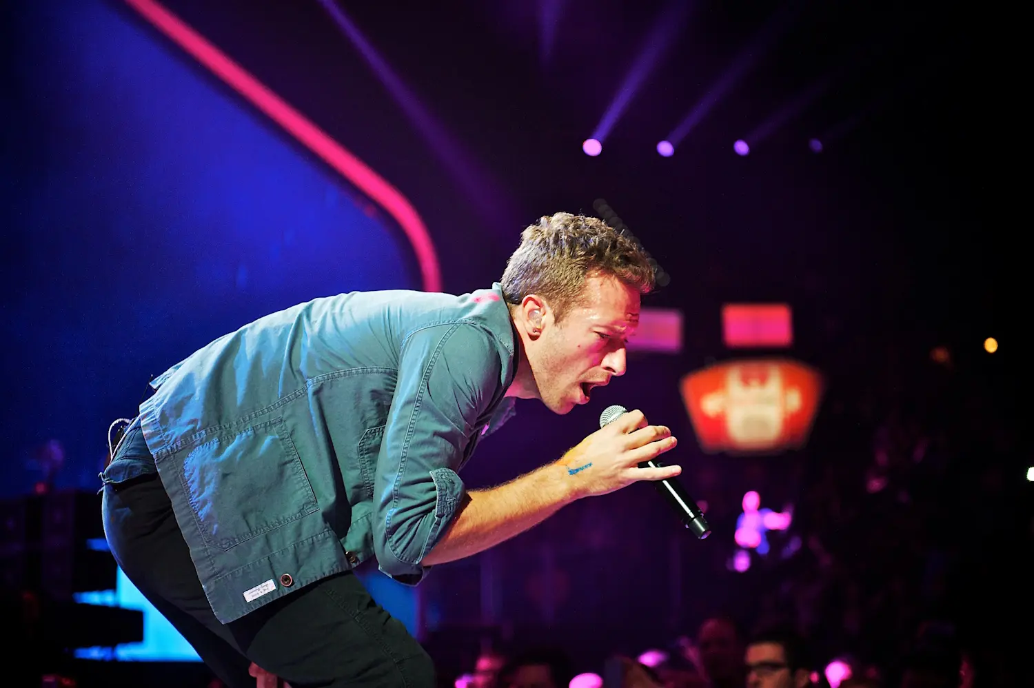 Chris Martin cantando em show do Coldplay