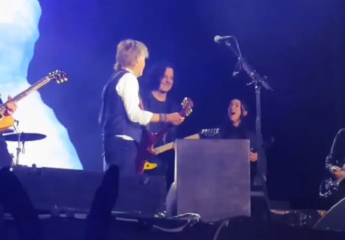 Paul McCartney recebe Jack White e St. Vincent durante show no México; veja