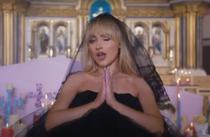 Padre que permitiu filmagem de Sabrina Carpenter em igreja de Nova York é destituído de suas funções