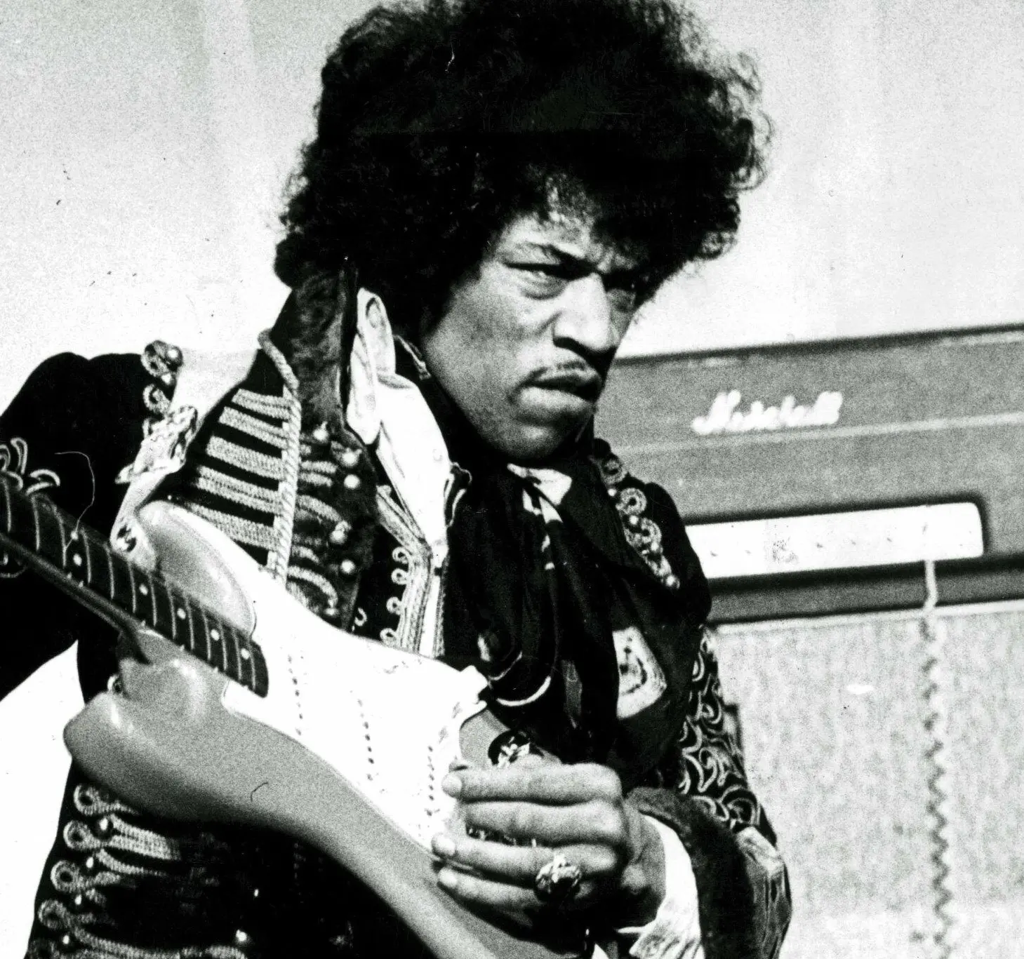 Jimi Hendrix tocando guitarra