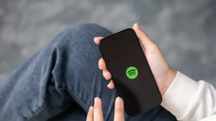 Spotify permite adição de músicas geradas por IA em perfis de artistas falecidos