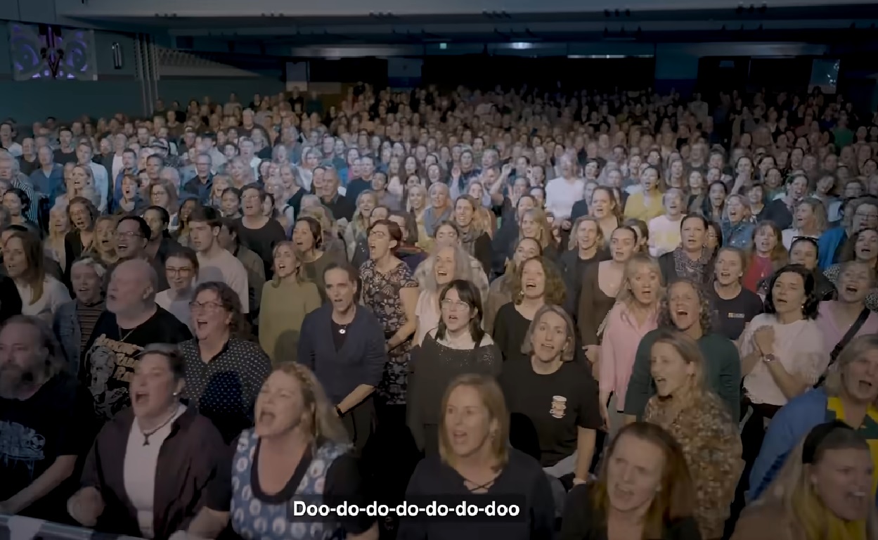 Multidão canta hit do Toto