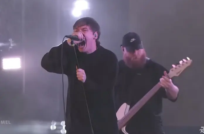 Espectadores do programa de Jimmy Kimmel se revoltam com apresentação do Knocked Loose e exigem "desculpas formais"