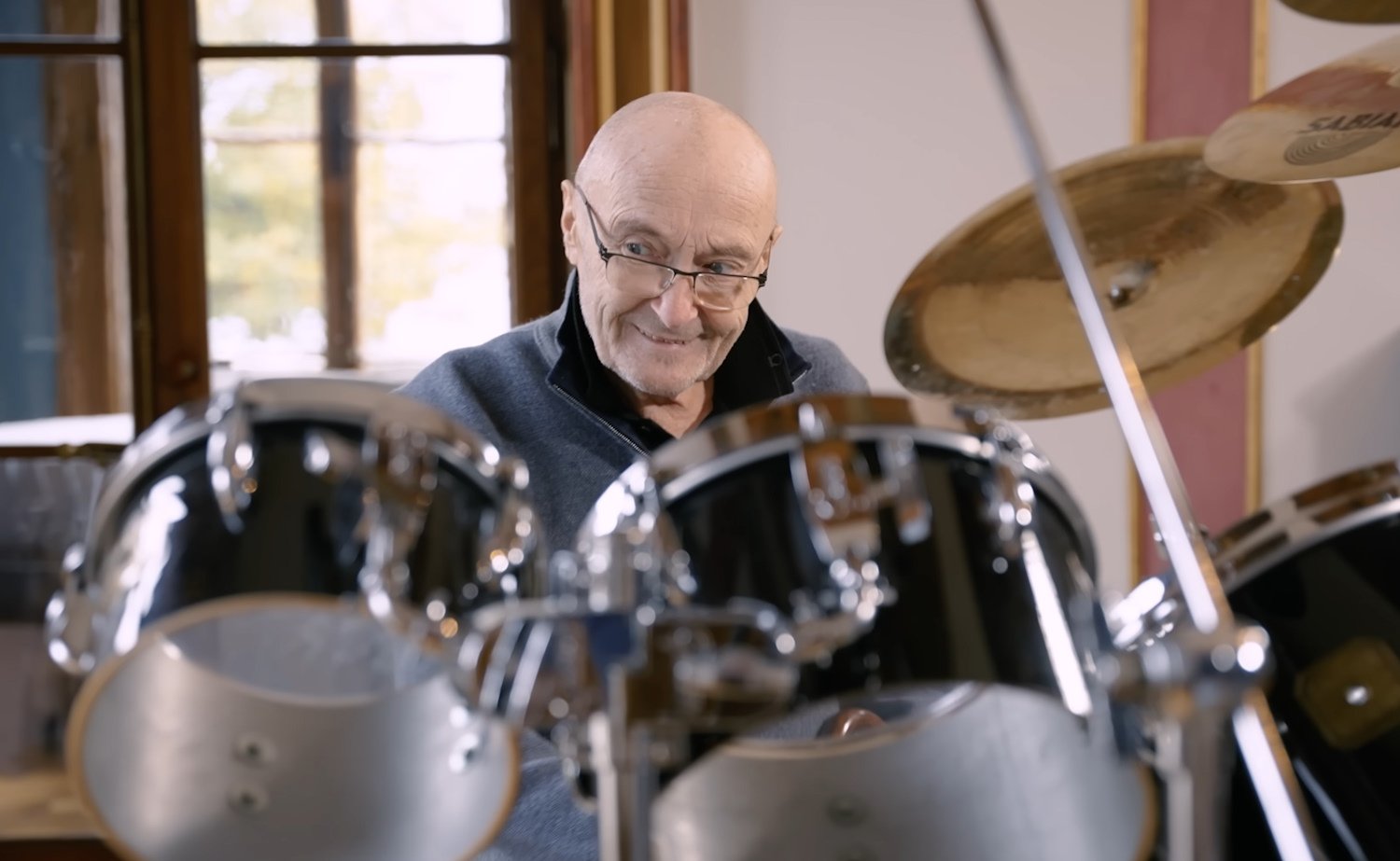 Phil Collins se senta à bateria em documentário