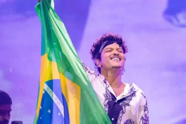 Bruno Mars com a bandeira do Brasil