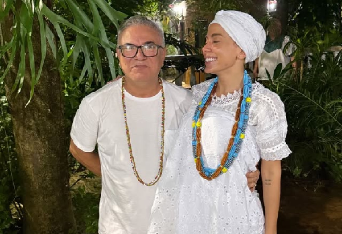 Anitta ao lado de pai de santo durante ritual