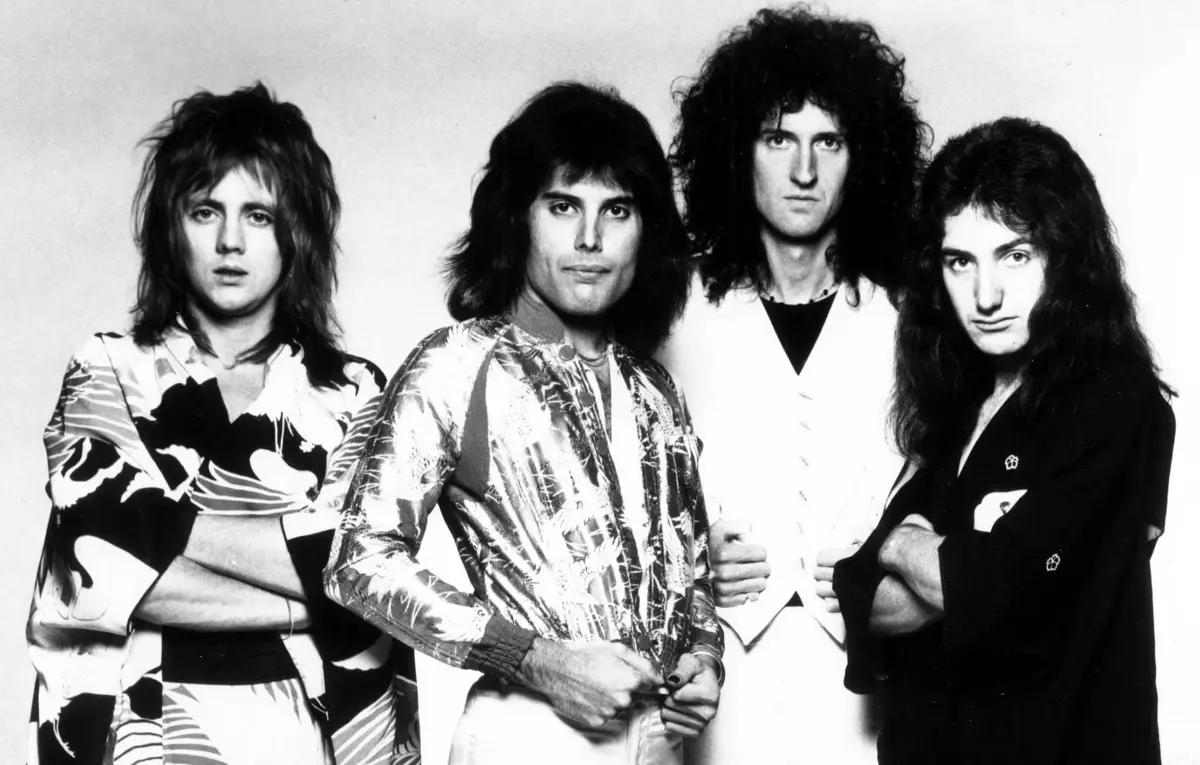 Queen em 1975 com Freddie Mercury e Brian May