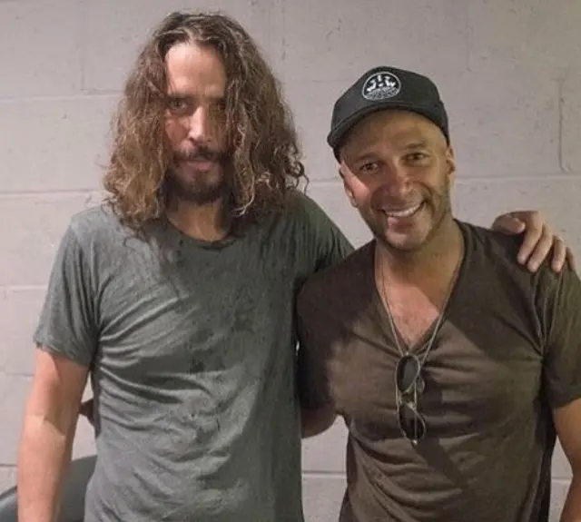 Tom Morello relembra último encontro com Chris Cornell: "Meu querido amigo"