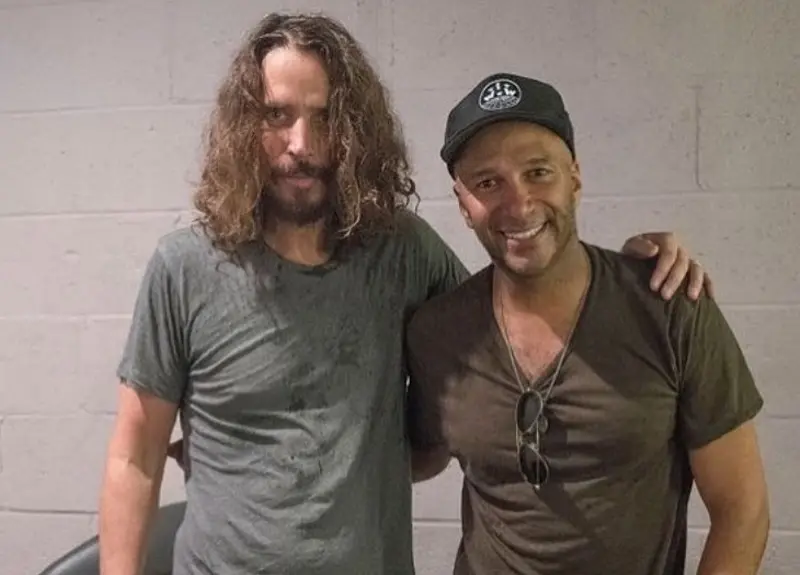 Tom Morello relembra último encontro com Chris Cornell: "Meu querido amigo"