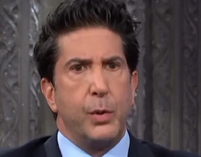 David Schwimmer, de Friends, revela que entregou os papeis do divórcio de Rod Stewart