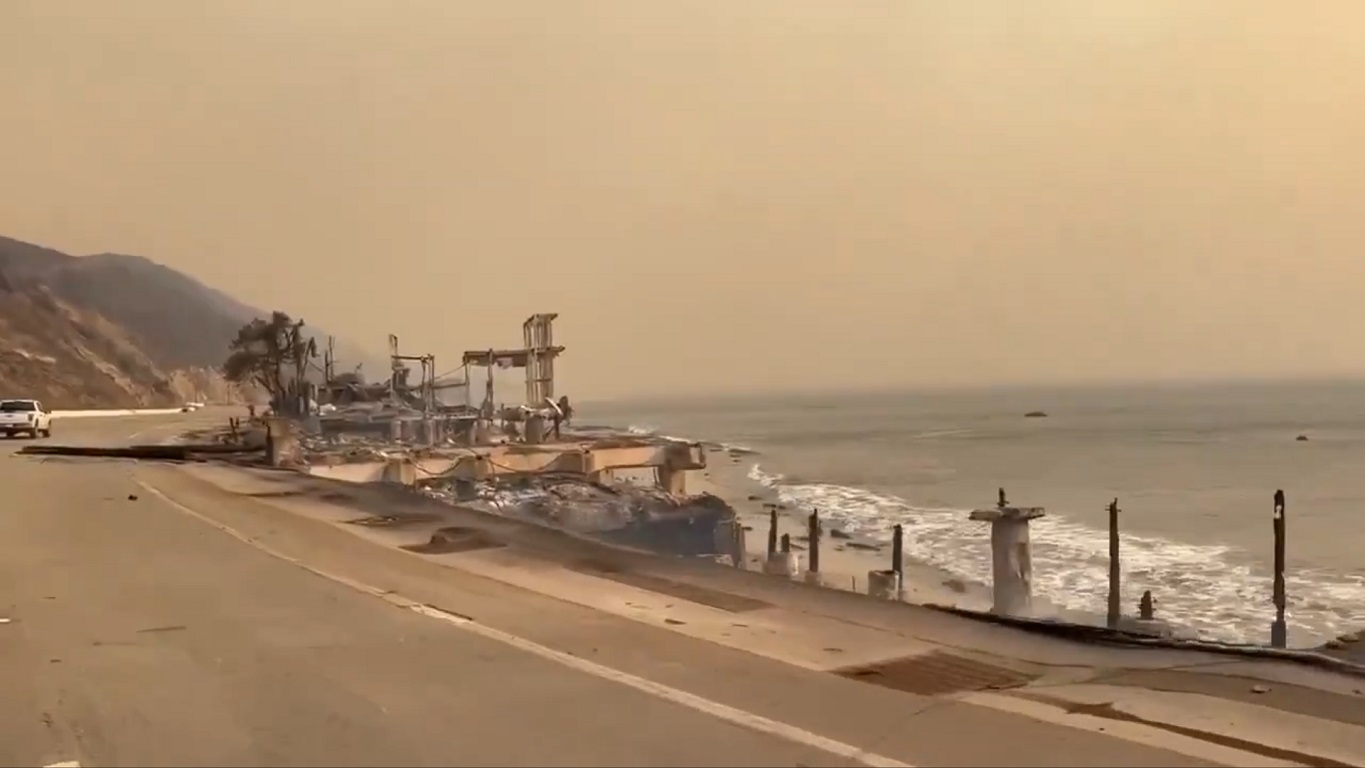 Rua em Malibu destruída pelo fogo