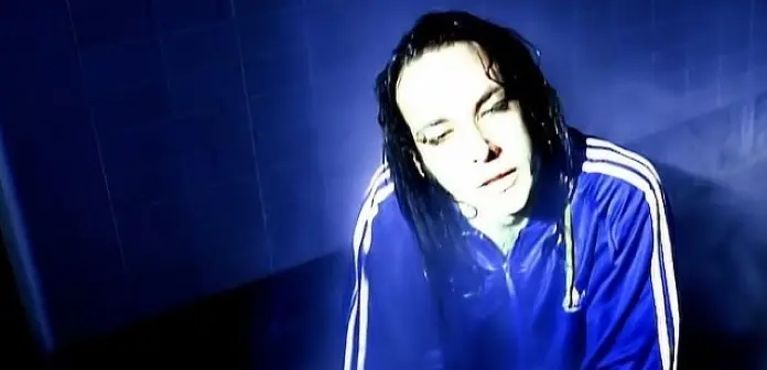 KoRn no clipe de "A.D.I.D.A.S.", um dos grandes sucessos do Rock em 1996