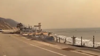 Rua em Malibu destruída pelo fogo