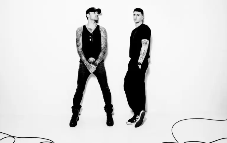 Duo 1+1 divulga o single "Últimos Românticos"