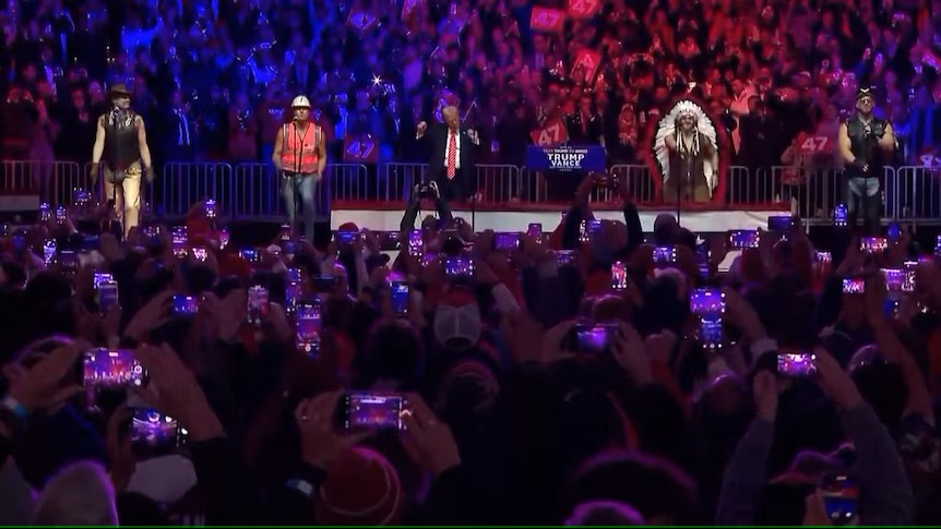 Donald Trump dança ao som de Village People em cerimônia de posse presidencial dos EUA