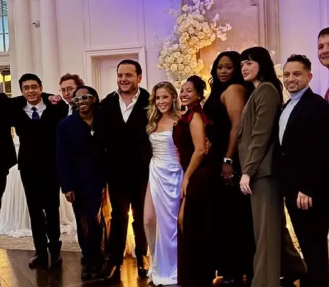 Atores de "Escola de Rock" se reunem em casamento de membros do elenco; veja