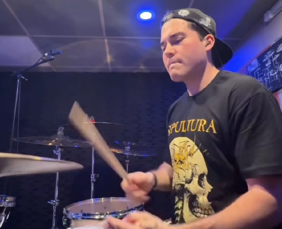 Greyson Nekrutman, baterista do Sepultura, toca Raça Negra