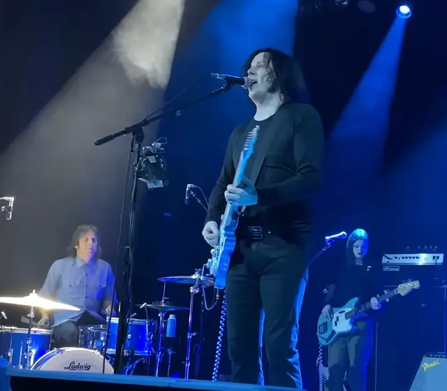 Jack White convida sua filha Scarlett para tocar baixo durante show em Nova York; veja