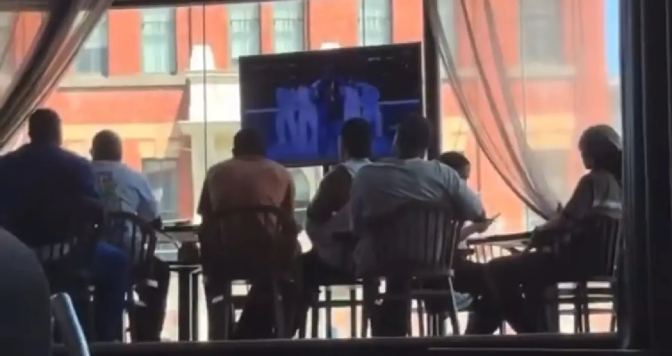 Equipe de Drake assistindo ao show de Kendrick Lamar no Superbowl Equipe de Drake assistindo ao show de Kendrick Lamar no Superbowl