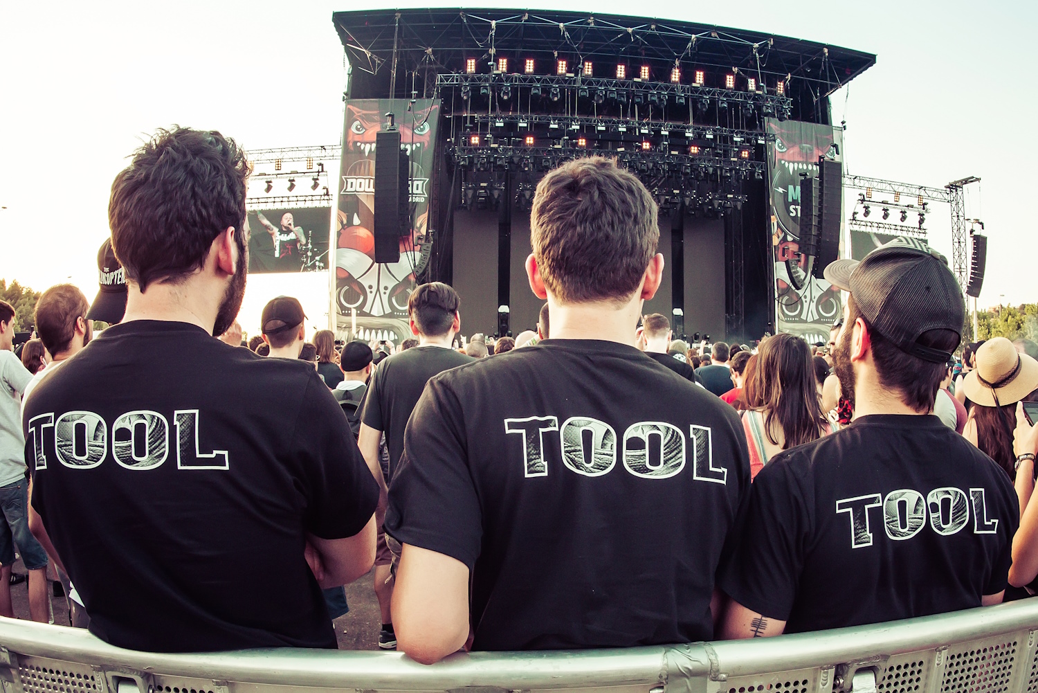 Fãs com camisetas do TOOL, atração do Lollapalooza Brasil, em festival