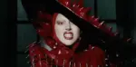 Lady Gaga no clipe de "Abracadabra"