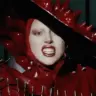 Lady Gaga no clipe de "Abracadabra"