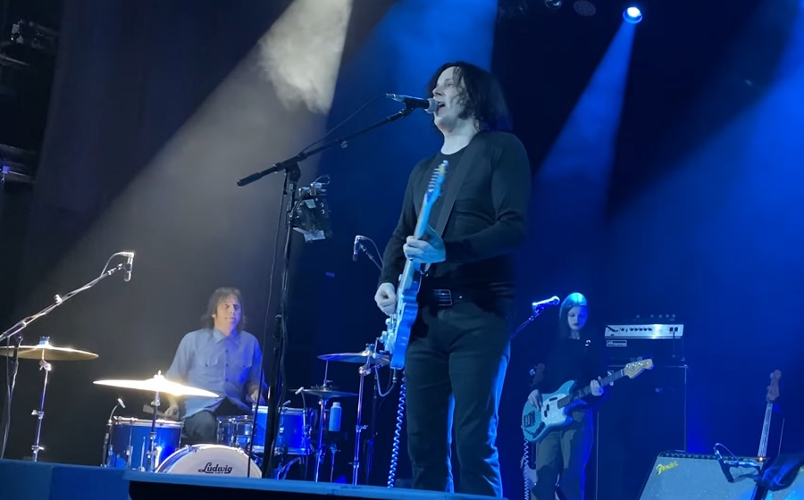 Jack White convida sua filha Scarlett para tocar baixo durante show em Nova York; veja