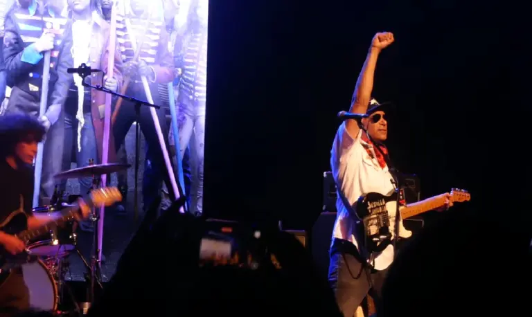 Tom Morello recebe convidados em show na Califórnia