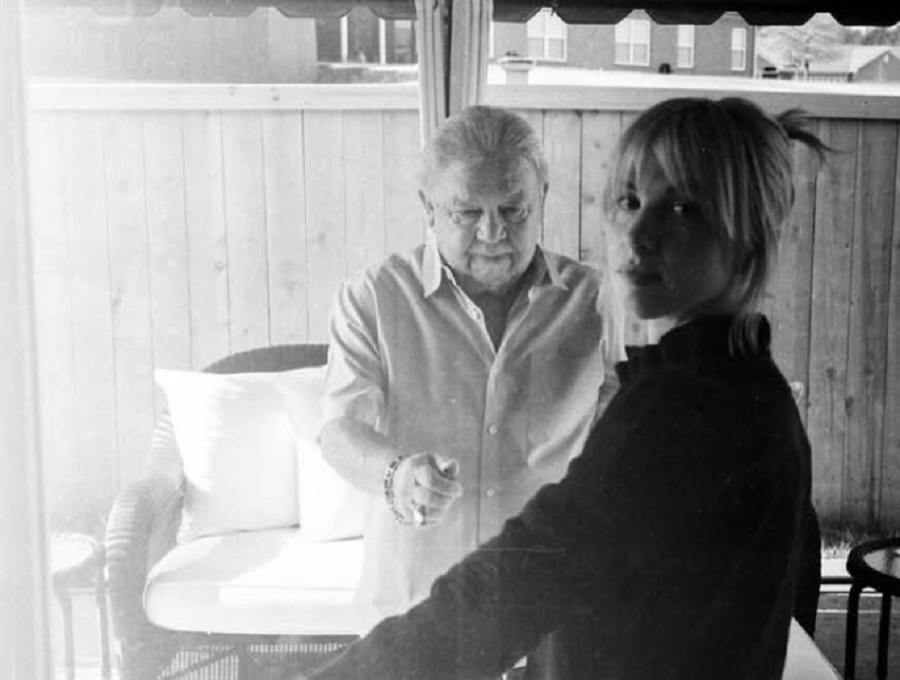 “Nunca desista”: aos 78 anos, avô de Hayley Williams lança disco e deixa mensagem em vídeo de Zac Farro