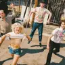 Amyl And The Sniffers na capa de Cartoon Darkness