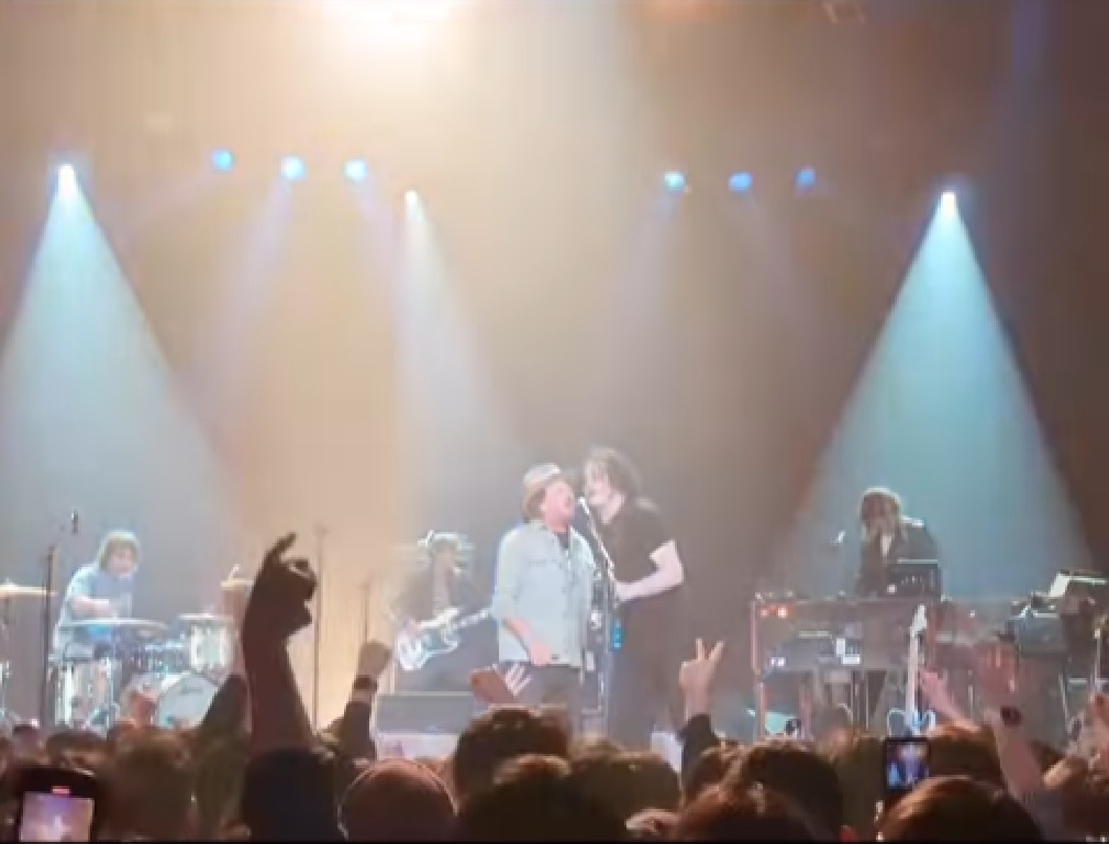 Eddie Vedder canta Neil Young em show de Jack White